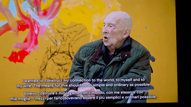[베니스=뉴시스] 사진=박현주 미술전문기자 = 독일 화가 게오르그 바젤리츠(Georg Baselitz)의 베니스 전시장에 작가 인터뷰 영상이 상영되고 있다.2026.05.07. hyun@newsis.com *재판매 및 DB 금지