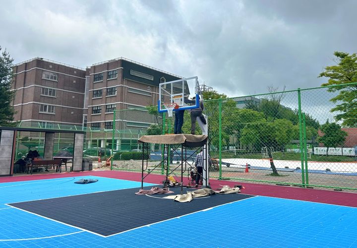 [광명=뉴시스] 작업자들이 한내근린공원 내 농구장 농구대를 교체하고 있다. (사진=광명시 제공) 2026.05.08. photo@newsis.com *재판매 및 DB 금지