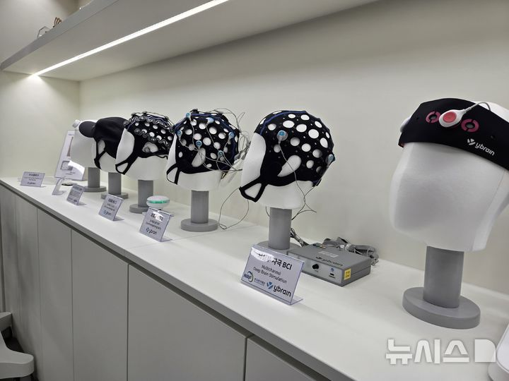 [성남=뉴시스]과학기술정보통신부의 'K-문샷' 프로젝트에 참여 중인 국내 기업 와이브레인이 개발하고 있는 '뇌-컴퓨터 인터페이스(BCI)' 관련 기기들의 모습. (사진=윤현성 기자)