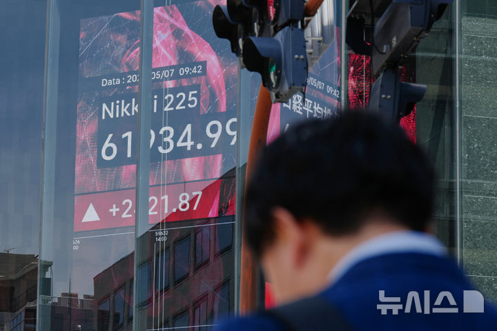 [도쿄=AP/뉴시스] 8일 일본 아사히신문 등 현지 언론에 따르면 일본 정부와 일본은행이 지난달 30일 외환시장에서 엔화를 사고 달러를 파는 방식의 환율 개입을 실시했다. 사진은 지난 7일(현지시간) 일본 도쿄의 한 증권사에서 한 시민이 닛케이지수가 표시된 주가 전광판 앞에 서 있는 모습. 2026.05.08.