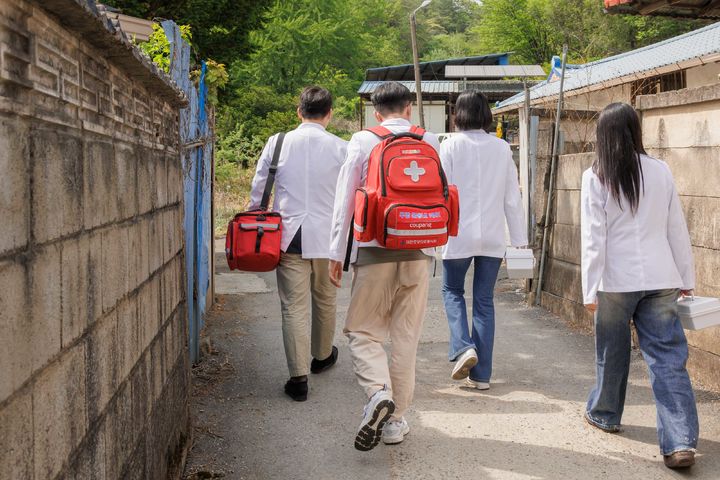 [서울=뉴시스] 충북 단양군 어린이들이 찾아가는 건강검진 '쿠팡 온동네 케어' 지원을 받고 있다 (사진=쿠팡 제공) 2026.05.08. photo@newsis.com *재판매 및 DB 금지