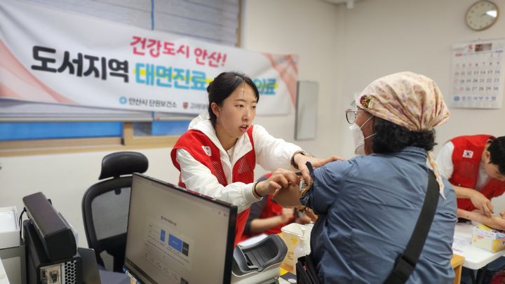 [안산=뉴시스] 단원보건소와 고려대학교 안산병원 의료진이 7일 풍도에서 주민대상 정밀 건강검진을 진행하고 있다. (사진=안산시 제공) 2026.05.08. photo@newsis.com *재판매 및 DB 금지