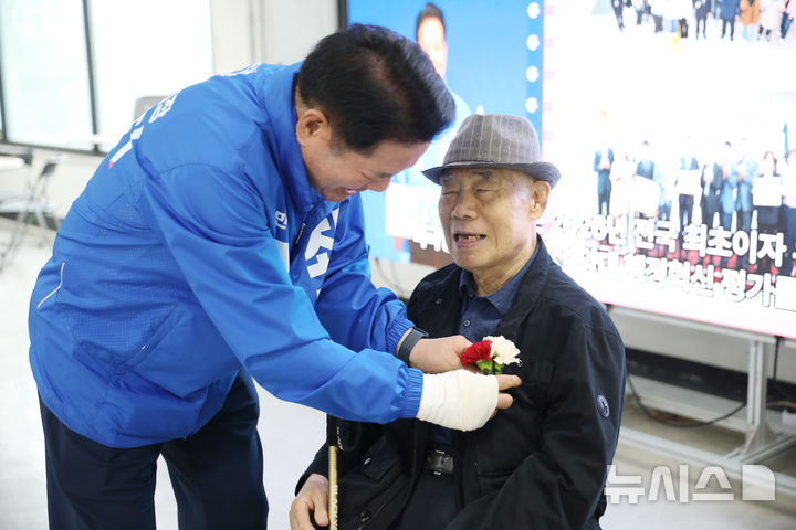 [안양=뉴시스] 최대호 안양시장 후보가 8일 어버이날을 맞아 어르신 가슴에 카네이션을 달아주고 있다.(사진=선거사무소 제공). 2026.05.08. photo@newsis.com 