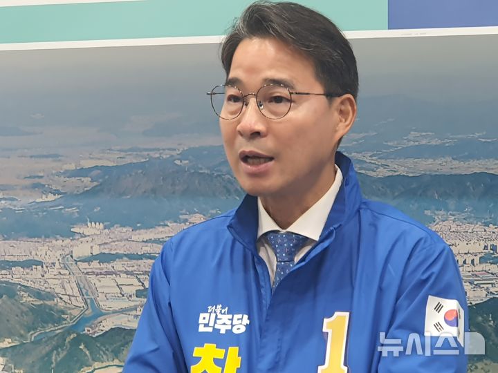 [창원=뉴시스] 강경국 기자 = 더불어민주당 송순호 경남 창원시장 후보가 8일 창원시청 프레스센터에서 국민의힘 박완수 경남도지사 후보와 강기윤 창원시장 후보가 제시한 창원시 행정 체제 개편 공약과 관련해 비판 기자회견을 갖고 있다. 2026.05.08. kgkang@newsis.com