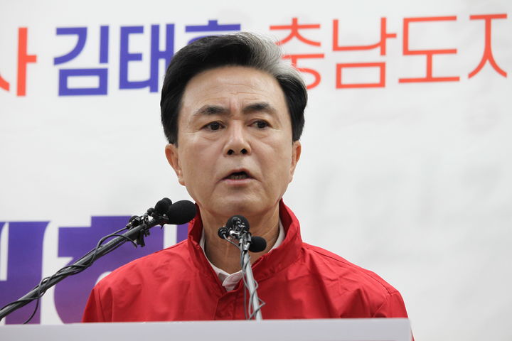 [홍성=뉴시스] 최영민 기자=김태흠 국민의힘 충남도지사 후보가 8일 오전 충남도청 프레스센터에서 제9회 전국동시지방선거 충남도지사 선거 출마를 선언했다. 2026.05.08 ymchoi@newsis.com *재판매 및 DB 금지