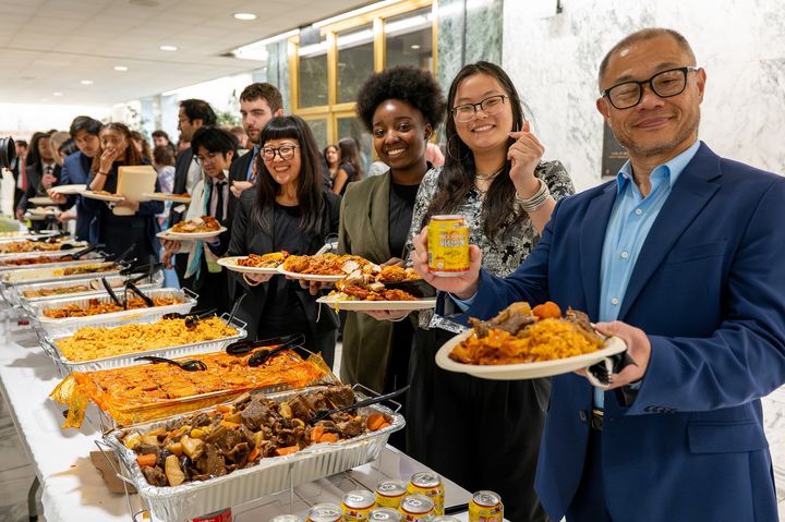 김치활용한 한식 시식하는 존 리우(John Liu) 상원의원과 주의회 직원들. (사진=aT 제공) photo@newsis.com *재판매 및 DB 금지