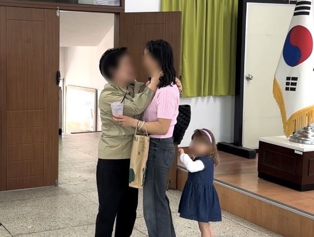 [부산=뉴시스] 지난 4일 부산 해운대경찰서 직무경찰서에서 열린 가족 상봉 행사에서 48년 전 네덜란드로 입양됐던 A씨와 생모가 만남을 가지고 있다. (사진=부산 해운대경찰서 제공) 2026.05.08. photo@newsis.com *재판매 및 DB 금지