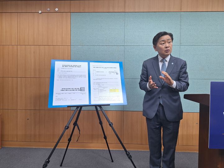 [전주=뉴시스] 최정규 기자 = 무소속 김관영 전북도지사 예비후보가 8일 전북특별자치도의회에서 기자회견을 하고 있다. 2026.05.08. *재판매 및 DB 금지