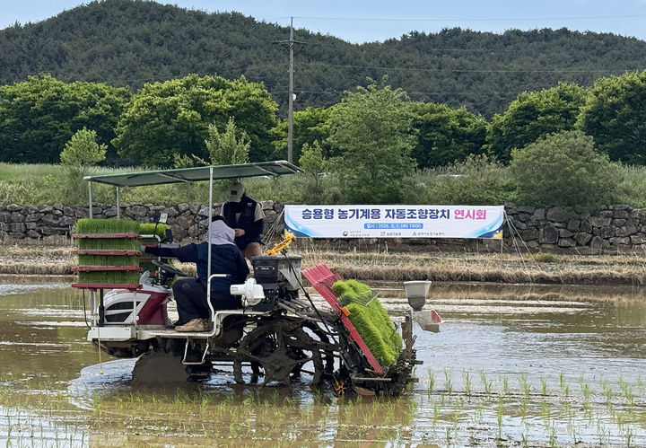 삼척시농업기술센터는 지난 7일 근덕면 교가리 일원에서 '승용형 농기계용 자동조향장치'를 활용한 모내기 연시회를 진행하고 있다.(사진=삼척시 제공) *재판매 및 DB 금지