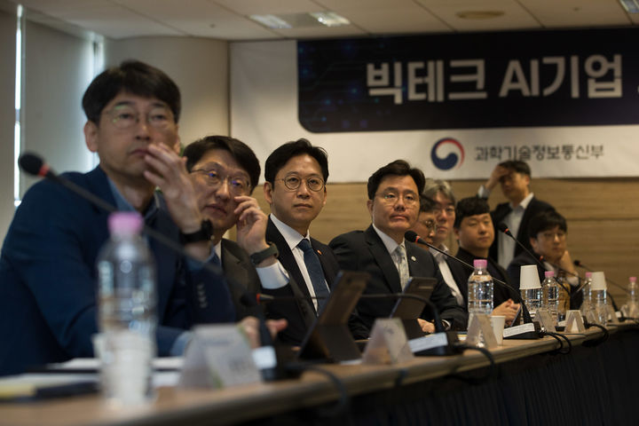 [서울=뉴시스] 배경훈 부총리 겸 과학기술정보통신부 장관이 8일 오전 서울 종로구 광화문교보빌딩 국가과학기술자문회의 대회의실에서 열린 '빅테크 AI기업 사이버보안 프로젝트 관련 전문가 간담회' 에서 박용규 한국인터넷진흥원 본부장 발표를 듣고 있다. 왼쪽부터 김경만 인공지능정책실장, 최우혁 정보보호네트워크정책실장, 배경훈 부총리. (사진=과기정통부 제공) *재판매 및 DB 금지