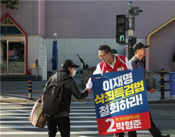 [부산=뉴시스] 국민의힘 박형준 부산시장 후보가 8일 오전 부산 원도심에서 출근길 '이재명 공소 취소 규탄' 릴레이 피켓팅을 실시했다. 한 시민이 박 후보와 인사를 나누고 있다. (사진=박형준 후보 선거대책위원회 제공) 2026.05.08. photo@newsis.com *재판매 및 DB 금지