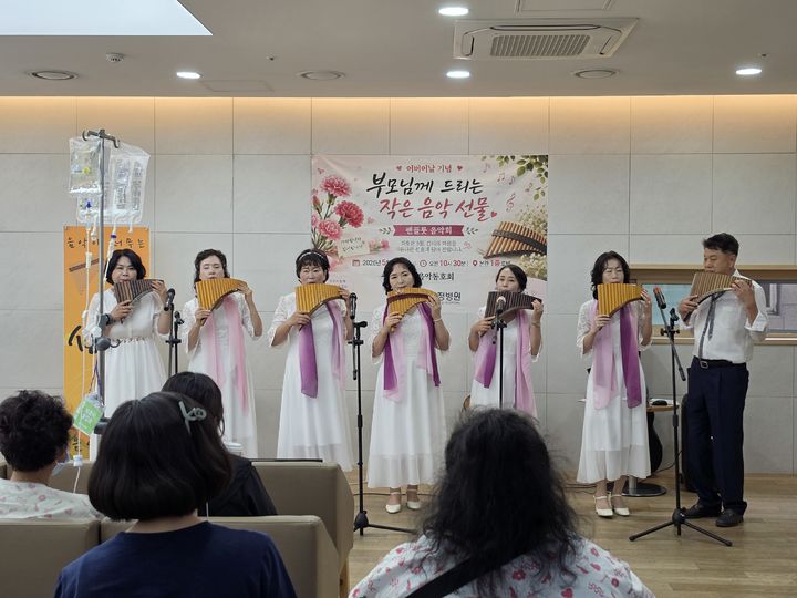 [울산소식]울산병원, 어르신 환자 대상 카네이션 전달 행사 등