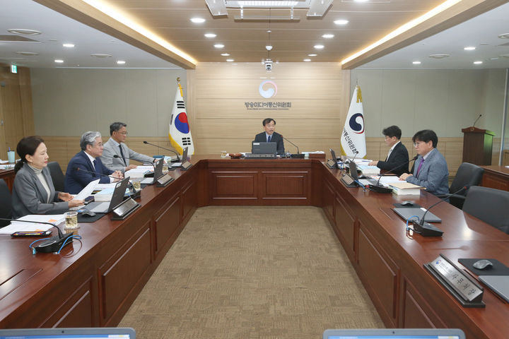 [서울=뉴시스] 김종철 방송미디어통신위원장이 8일 정부과천청사에서 열린 2026년 제7차 전체회의를 주재하고 있다. (사진=방미통위 제공) 2026.05.08. photo@newsis.com *재판매 및 DB 금지