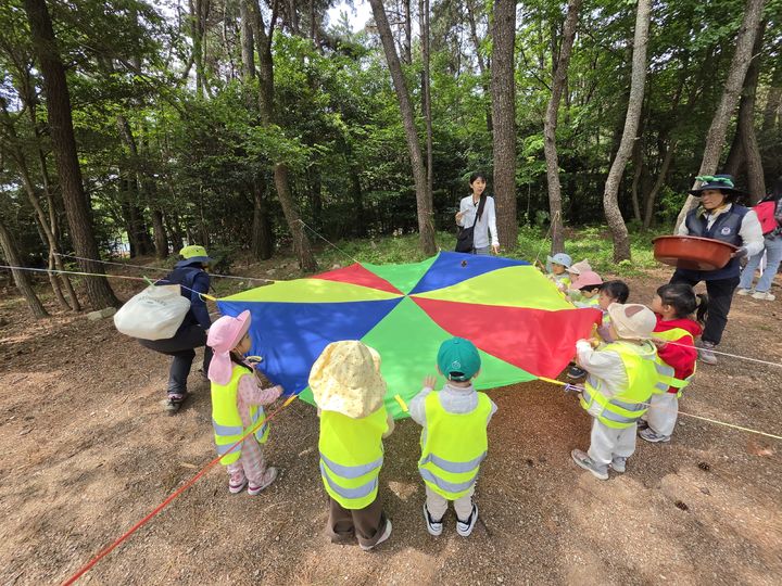 [양산=뉴시스] 양산국유림관리소가 유아와 가족을 대상으로 숲의 가치를 체감하고 화합할 수 있는 체험 행사를 운영하고 있다. (사진= 양산국유린관리소 제공) 2026.05.08. photo@newsis.com *재판매 및 DB 금지