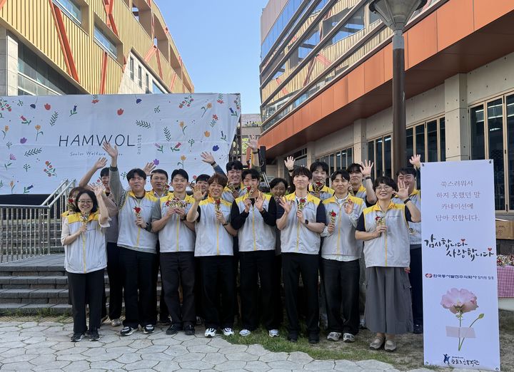 [울산=뉴시스] 8일 한국동서발전 임직원들이 어버이날 맞이 카네이션 전달 행사 후 기념사진을 촬영하고 있다. (사진=한국동서발전 제공) 2026.05.08. photo@newsis.com *재판매 및 DB 금지