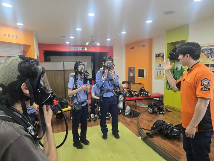 [서울=뉴시스] 공기호흡기 착용 실습 중인 역 직원들. (사진=서울교통공사 제공) 2026.05.08. photo@newsis.com *재판매 및 DB 금지