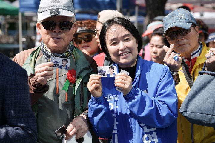 [안산=뉴시스] 천영미 경기 안산시장 더불어민주당 후보가 8일 어버이날을 맞아 어르신들과 함께 사진을 찍고 있다. (사진=천영미 후보 선거사무소 제공) 2026.05.08. photo@newsis.com *재판매 및 DB 금지