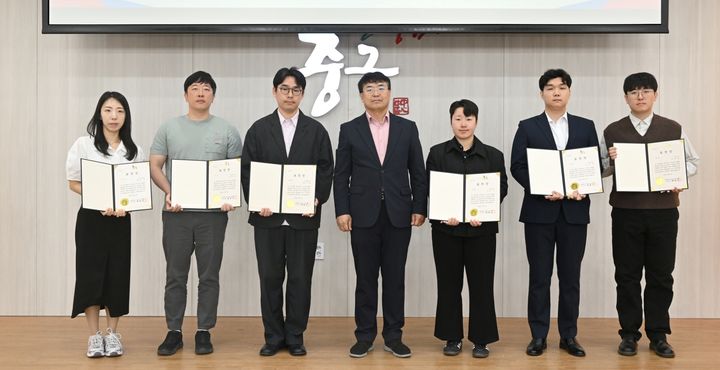 [서울=뉴시스] 2026년 제1회 적극행정 우수공무원 시상 기념 촬영. (사진=중구 제공) 2026.05.08. photo@newsis.com *재판매 및 DB 금지