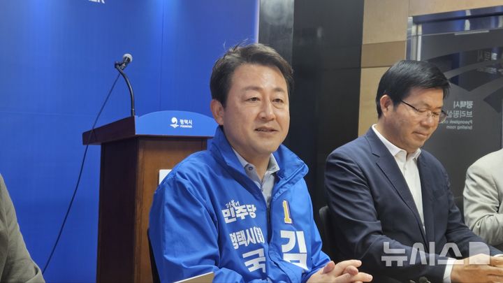 [평택=뉴시스] 정숭환 기자 = 경기 평택을 국회의원 재선거에 출마한 더불어민주당 김용남 후보. 2026.05.08.newswith01@newsis.com 