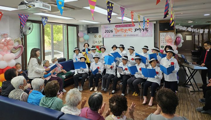 [합천=뉴시스] 합천군치매안심센터 꽃비합창단, 가정의달 따뜻한 재능기부 공연 (사진=합천군 제공) 2026. 05. 08. photo@newsis.com *재판매 및 DB 금지