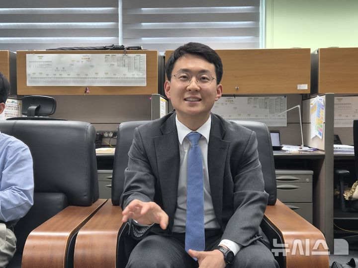 [전주=뉴시스] 김민수 기자= 박지원 더불어민주당 최고위원이 군산·김제·부안을 보궐선거 공천장을 받고 8일 전북자치도에서 기자간담회를 하고 있다. 2026.05.08 leo@newsis.com *재판매 및 DB 금지