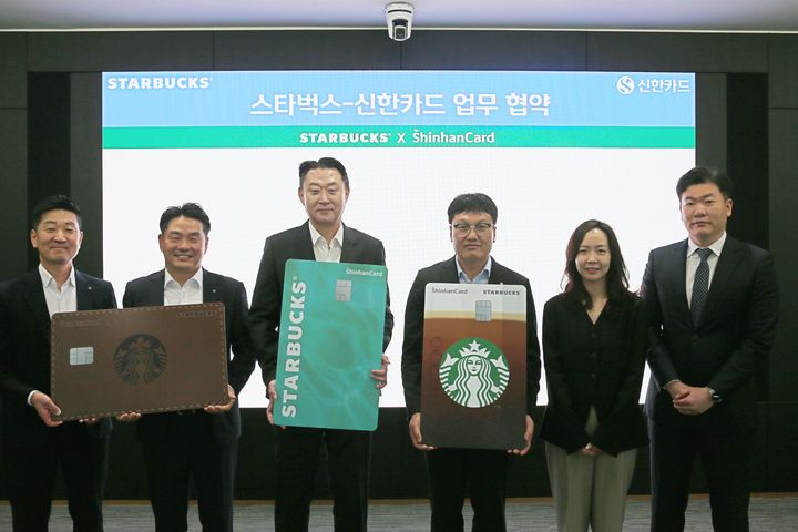 [서울=뉴시스] 신한카드는 지난 7일 서울 중구 신한카드 본사에서 스타벅스 코리아와 업무협약을 체결했다. 업무협약식에 참석한 박창훈 신한카드 사장(사진 오른쪽 세번째)과 손정현 스타벅스 코리아 대표이사(사진 오른쪽 네번째) 및 관계자들이 기념사진을 촬영하고 있다. (사진=신한카드 제공) 2026.05.09. photo@newsis.com *재판매 및 DB 금지