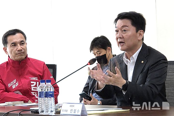 [원주=뉴시스] 이덕화 기자 = 8일 의료기기 산업의 미래 비전을 점검하고 정책을 밝히기 위해 원주의료기기산업진흥원을 방문한 안철수 국회의원이 원주 의료기기 산업 발전 및 첨단복합단지 추진 의지 발표를 하고 있다. 2026.05.08. wonder8768@newsis.com
