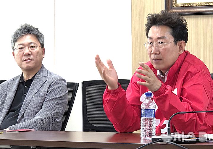 [원주=뉴시스] 이덕화 기자 = 8일 의료기기 산업의 미래 비전을 점검하고 정책을 밝히기 위해 원주의료기기산업진흥원을 방문한 원강수 원주시장 후보가 원주 의료기기 산업 발전 및 첨단복합단지 추진 의지 발표를 하고 있다. 2026.05.08. wonder8768@newsis.com