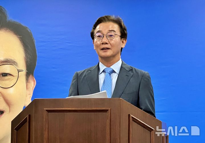 [부산=뉴시스] 원동화 기자 = HMM이 부산으로 본사를 옮기기 위한 정관을 변경한 가운데, 전재수 더불어민주당 부산시장 후보가 8일 부산진구 선거사무소에서 소감을 말하고 있다. 2026.05.08. dhwon@newsis.com