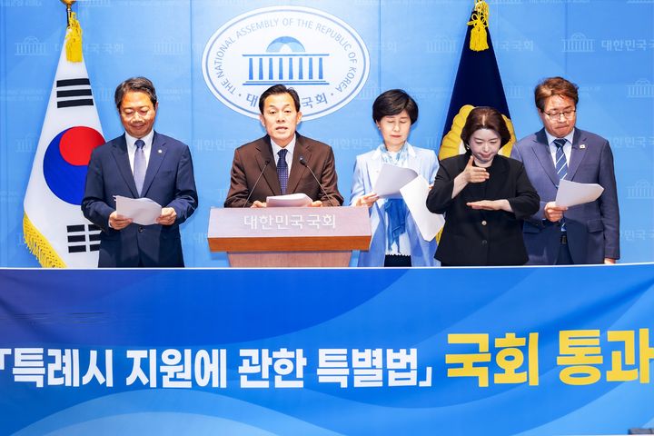 [수원=뉴시스] 기자회견. (사진=수원시 제공) 2026.05.08. photo@newsis.com *재판매 및 DB 금지