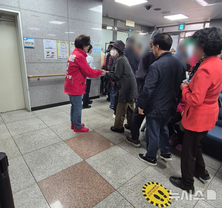 [과천=뉴시스] 신계용 후보가 노인복지회관 식당 앞에서 만난 어르신들과 인사를 나누고 있다. (사진=선거사무소 제공).2026.05.08.photo@newsis.com