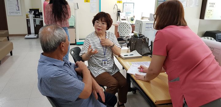 [서울=뉴시스] 박현숙 여수시수어통역센터 실장이 수어 통역을 하는 모습 (사진=박현숙씨 제공) 2026.05.08. photo@newsis.com *재판매 및 DB 금지