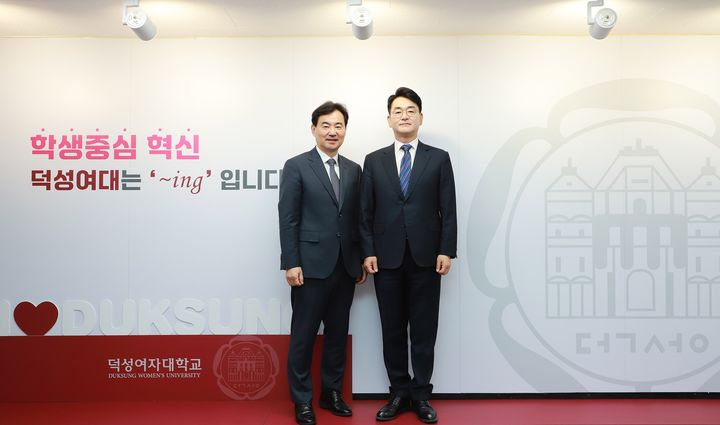 [서울=뉴시스] 7일 덕성여대에서 민재홍(왼쪽) 총장과 박용진 규제합리화위원회 부위원장이 기념 사진을 촬영하고 있다. (사진=덕성여대 제공) 2026.05.08. photo@newsis.com *재판매 및 DB 금지