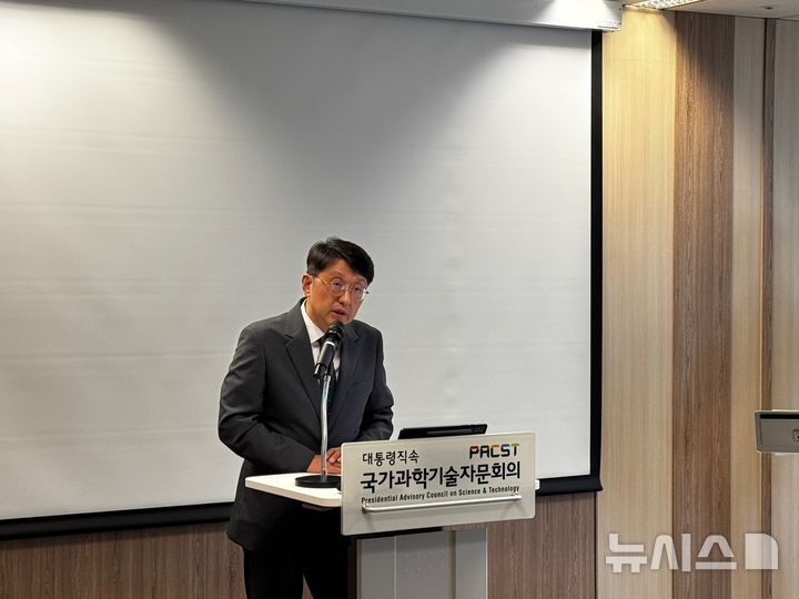 [서울=뉴시스] 최우혁 과기정통부 정보보호네트워크정책실장이 8일 과학기술자문회의에서 배경훈 부총리 겸 과기정통부 장관 주재로 열린 AI 사이버 위협 대응 관련 간담회 백브리핑을 진행했다. 