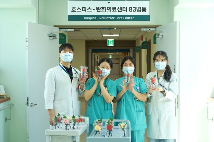 [대전=뉴시스] 건양대병원이 어버이날을 맞아 '카네이션 전달 행사'를 열었다.(사진=건양대학교병원 제공) 2026.05.08. photo@newsis.com *재판매 및 DB 금지