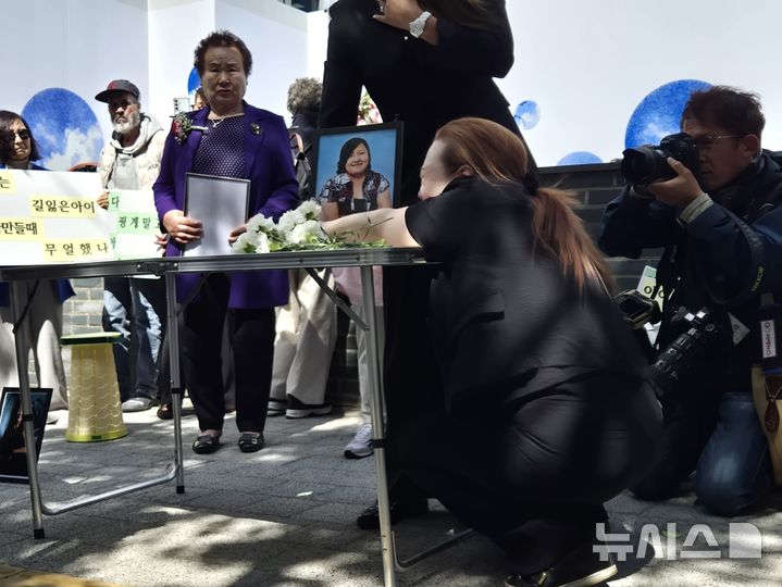 [서울=뉴시스] 조성하 기자 = 해외입양 피해 어머니 이애리라나씨가 8일 오후 서울 중구 진실·화해를위한과거사정리위원회(진실화해위) 앞에서 미국으로 입양된 뒤 숨진 딸 박미애씨의 사진 앞에서 오열하고 있다. 2026.05.08. create@newsis.com
