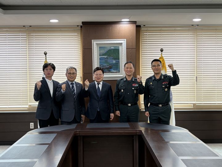 [대덕=뉴시스] 박진희 육군3사관학교장, 대덕대 방문 기념촬영. (사진=대덕대 제공) 2026.05.08. photo@newsis.com *재판매 및 DB 금지