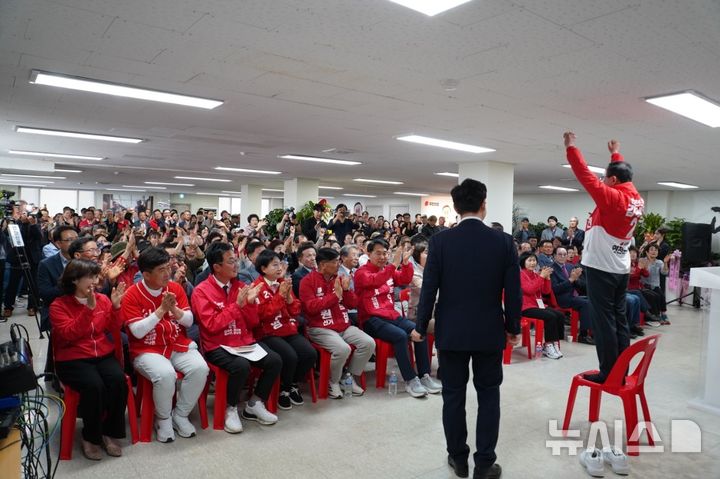 [연천=뉴시스] 국민의힘 김덕현 연천군수 후보자 선거사무소 개소식. (사진=김 후보 캠프 제공) 2026.05.08 photo@newsis.com