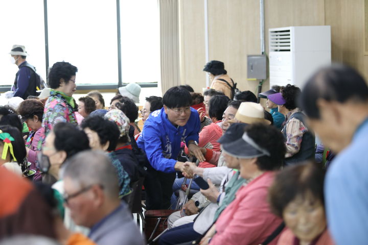 [거제=뉴시스] 신정철 기자= 경남 거제시장 선거 더불어민주당 변광용 후보가 8일, ‘노인 일자리 8000명, 경로당 부식비 20만, 150홀 파크골프장 추진’ 등 노인복지 정책 공약을 발표했다.사진은 변광용 후보가 어버이날 행사에 참석한 모습.(사진=변광용후보선대본 제공).2026.05.08. photo@newsis.com *재판매 및 DB 금지