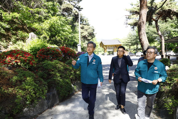 [이천=뉴시스] 박종근 이천시장 권한대행이 8일 여름철 자연재난에 대비해 취약시설을 찾아 현장 점검을 벌이고 있다. (사진=이천시 제공) 2026.05.08. photo@newsis.com *재판매 및 DB 금지