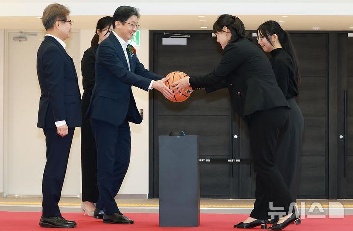 [서울=뉴시스] 이억원 금융위원장이 8일 오후 서울 광나루로 신용보증기금 광진지점에서 개최한 스타트업 보육공간인 NEST AI-Lab 광진 개소식 및 청년 스타트업 간담회에서 NEST AI-Lab 광진의 출범을 기념하고, 대한민국 미래의 주인공인 청년 창업가들과 소통하며 현장의 목소리를 청취했다. (사진=금융위원회) photo@newsis.com