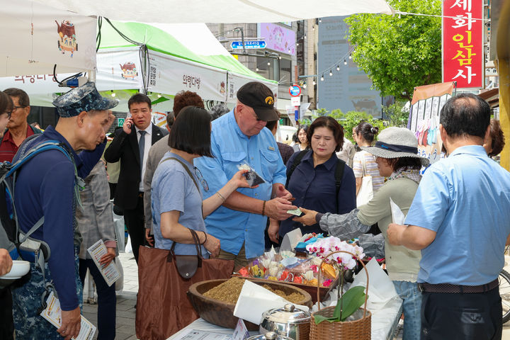 [대구=뉴시스] 이상제 기자 = 8일 대구 중구 약전골목에서 열린 '2026 대구약령시 한방문화축제' 행사장이 시민과 관광객들로 붐비고 있다. 2026.05.08. king@newsis.com *재판매 및 DB 금지