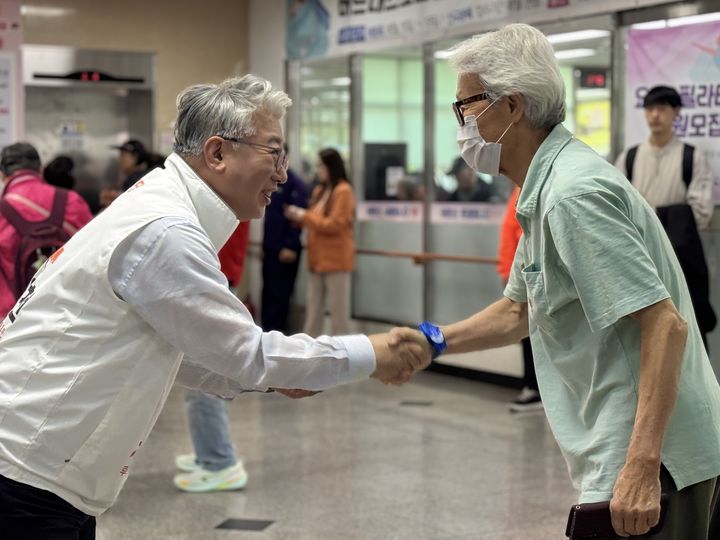 [수원=뉴시스] 개혁신당 조응천 경기도지사 후보가 8일 어버이날을 맞이해 수원시 버드내노인복지관에서 열린 '어버이날 기념식'에 참석해 어르신들과 인사를 나누고 있다. (사진=조 후보 측 제공) 2026.05.08. photo@newsis.com *재판매 및 DB 금지