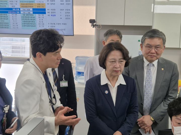 [수원=뉴시스] 이병희 기자 = 더불어민주당 추미애 경기도지사 후보가 8일 아주대학교병원 경기남부권 권역외상센터에서 정경원 권역외상센터장의 응급의료체계에 대한 설명을 듣고 있다. 2026.05.08. iambh@newsis.com *재판매 및 DB 금지