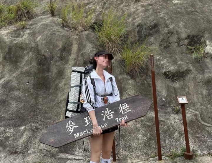 [서울=뉴시스] 지난 5일 홍콩 사우스차이나모닝포스트(SCMP)는 맥리호스 트레일을 찾은 한 여성이 분리된 표지판을 들고 사진을 찍어서 소셜미디어(SNS)에 올렸다고 보도했다. 해당 사진을 접한 이들은 표지판을 훼손했을 가능성이 있다면서 의문을 제기했다. (사진='samson.chan.988' 스레드 계정 캡처)