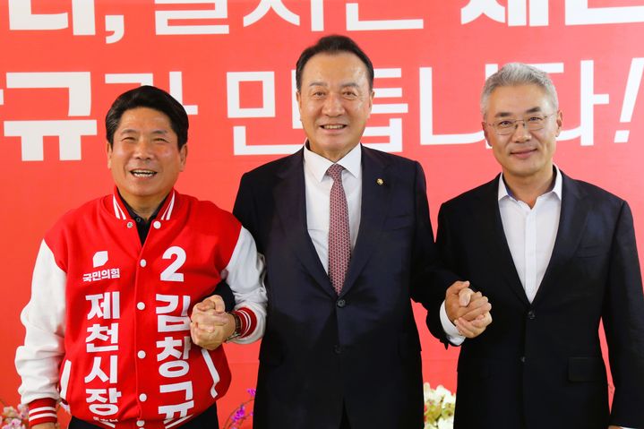총력 지원 약속하는 국민의힘 엄태영 당협위원장과 이재우 전 기재부 과장, 왼쪽은 김창규 제천시장 후보 *재판매 및 DB 금지