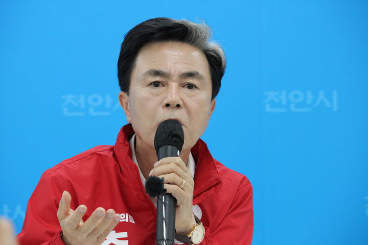 [천안=뉴시스] 최영민 기자=김태흠 국민의힘 충남도지사 후보가 8일 오후 천안시청 브리핑실을 찾아 지역 언론인들과 간담회를 가졌다. 2026.05.08 ymchoi@newsis.com *재판매 및 DB 금지