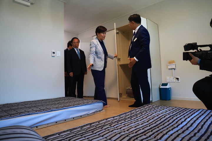 [임실=뉴시스] 송미령 농식품부 장관은 8일 오후 전북 임실군 외국인 계절근로 현장에서 농번기 인력수급 계획을 소개하고, 작업 현장과 숙소 등을 점검했다. (사진 = 농식품부 제공) 2026.05.08. *재판매 및 DB 금지