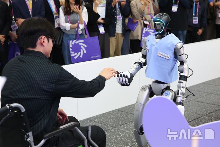 [서울=뉴시스]서울 코엑스에서 열린 'AI EXPO KOREA 2026'에서 시니어 돌봄 특화 휴머노이드 로봇 '젠피(GenP)'가 라이브 시연을 하고 있다. (사진=KB금융 제공). 2026.05.08. photo@newsis.com 