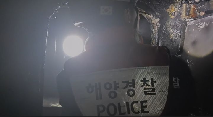 [인천=뉴시스] 인천 선미도 인근 해상을 지나던 예인선 화재 현장. (사진=인천해경 제공) 2026.05.08. photo@newsis.com *재판매 및 DB 금지
